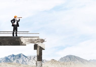 Genç takım elbiseli mühendis ve spyglass Tamirhane üzerinde duran arka planda gökyüzü ve doğa manzaralı seyir kask. 3D render.