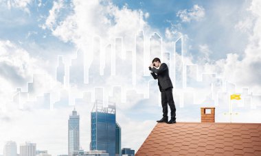 Genç işadamı dürbünüyle şehir manzarasını izliyor. Karışık ortam