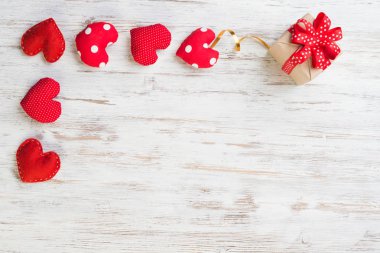 Ahşap masa arka plan üzerinde sevgi kalpleri ve hediye kutusu