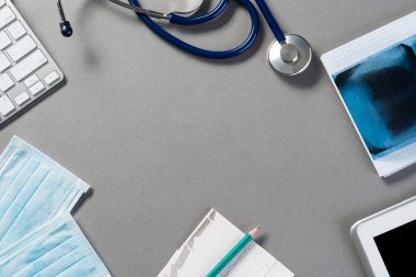 Gri yüzeyi tıbbi öğeleri yüksek açı çekim