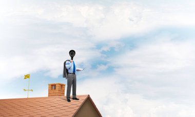 Evin çatısında baş durmak yerine kamerayla zum yapan yüzü olmayan bir iş adamı.