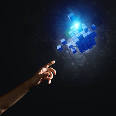 Yeniliğin sembolü olarak insan eli küp figürüne yakın olmak. Karışık ortam.