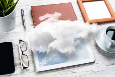 Üstten Görünüm başı işleri ve hala office yaşam sunma üstünde bulut ile modern çalışma alanı'nın. Karışık teknik.