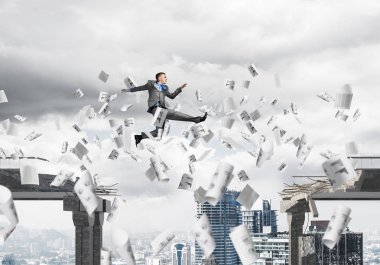 Kağıt belgeleri beton köprü zorluklar üstesinden sembolü olarak uçan ile gap üstünden atlayarak iş adamı. Cityscape arka plan üzerinde. 3D render.