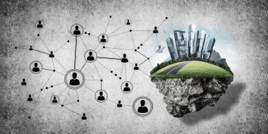 Beton zemin üzerinde çimen ve şehir manzarası olan güzel küçük bir ada.