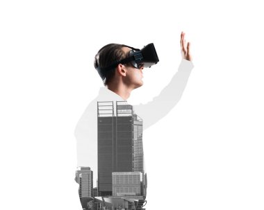Sanal gerçeklik kulaklığı olan genç bir adam ya da şehrin arka planında 3 boyutlu gözlüklü.