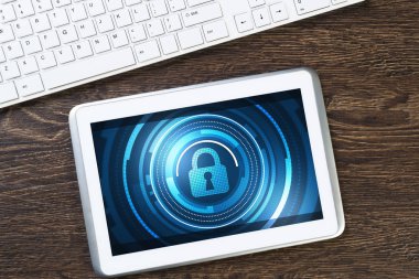 Ahşap masa üzerinde güvenli ödeme konseptiyle tablet