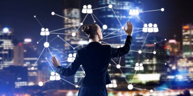 Gece şehir manzarasına karşı sosyal bağlantı medya kavramı ile çalışan iş kadınlarının arka planı