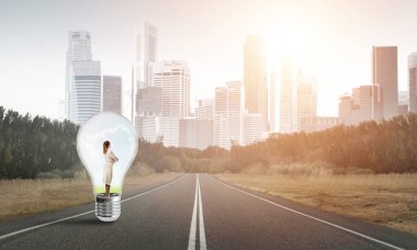 Ampul asfalt yolda içinde hapsolmuş genç iş kadını