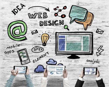 Ellerinde cihazlar bulunan üç kişilik bir grup iletişim ve ağ oluşturma sembolü olarak birlikte çalışıyor.