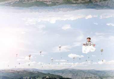 Genç küçük çocuk gözleri koruma kapalı ve seyir bulut aerostats uçan arasında ve doğa dünyalar arasında üzerinde meditasyon sırasında konsantre.
