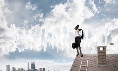 Evin çatısında baş durmak yerine kamerayla zum yapan yüzsüz iş kadını.