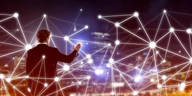 İşadamı gece cityscape sosyal bağlantı medya kavramı ile çalışma karşı arkadan görünüm