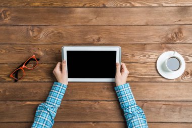Tablet pc bilgisayar kullanarak eller yakın çekim