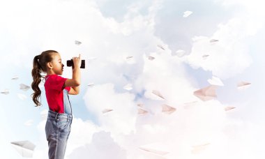 Gökyüzü arka plan hakkında geleceği görmenin karşı tulum, küçük şirin kız