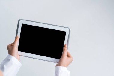 Tablet pc aygıtı doktorun elinde boş ekran ile