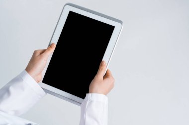 Tablet pc aygıtı doktorun elinde boş ekran ile