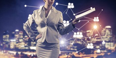 Elinde kağıtlar, arka planında da bağlantı hatları tutan iş kadınının kapatılması