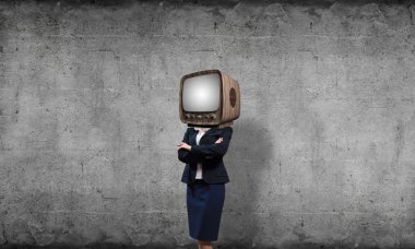 Arka plan üzerinde duran gri karanlık Duvar ile boş oda içinde iş kadını kıyafetli kafa silah tutmak yerine eski Tv ile geçti.