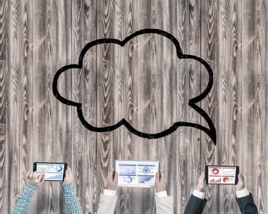 Ellerinde cihazlar bulunan bir grup insan, iletişim ve ağın sembolü olarak birlikte çalışıyor.