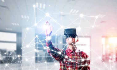 Sanal gerçeklik kulaklık veya bağlantı arka plan üzerinde 3d gözlük ile genç adam. Karışık teknik