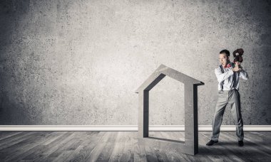 Kararlı iş adamı keman evinin beton figüründen kurtulacak.
