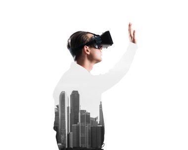 Sanal gerçeklik kulaklığı olan genç bir adam ya da şehrin arka planında 3 boyutlu gözlüklü.
