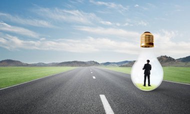 Genç işadamı asfalt yolda ampulün içinde mahsur kaldı.