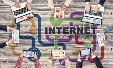 Ellerinde cihazlar bulunan bir grup insan, iletişim ve ağın sembolü olarak birlikte çalışıyor.