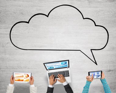 Ellerinde cihazlar bulunan bir grup insan, iletişim ve ağın sembolü olarak birlikte çalışıyor.