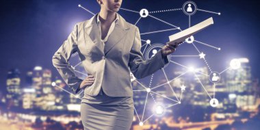 Elinde kağıtlar, arka planında da bağlantı hatları tutan iş kadınının kapatılması