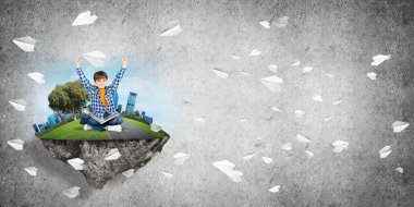 ECO konsepti yüzen ada ve üzerinde kitap oturan mutlu çocuk.