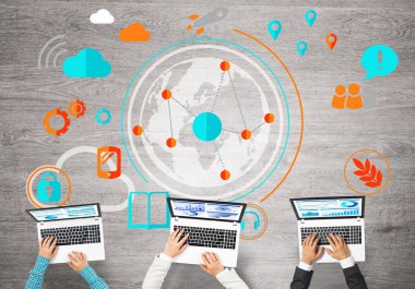 Ellerinde cihazlar bulunan üç kişilik bir grup iletişim ve ağ oluşturma sembolü olarak birlikte çalışıyor.