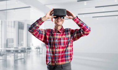 Sanal gerçeklik kulaklık veya 3d gözlük odasında oyun oynama ile genç adam
