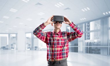 Sanal gerçeklik kulaklık veya 3d gözlük odasında oyun oynama ile genç adam