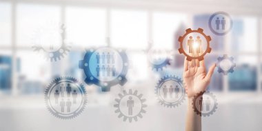 Kadın elinin perdede, arka planda avuç içi ve ofis olan dişlilere dokunuşunu kapat