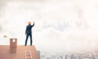 Mühendis, evinin çatısına geri döndü ve şehri çiziyor. Karışık ortam