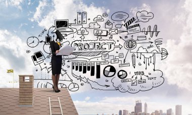 Evin çatısında baş durmak yerine kamerayla zum yapan yüzsüz iş kadını.