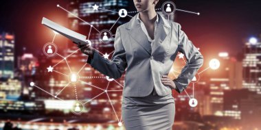 Elinde kağıtlar, arka planında da bağlantı hatları tutan iş kadınının kapatılması