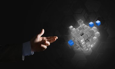 Küp şekil yenilik, karışık teknik sembolü olarak tutan işadamı el ile kapatın