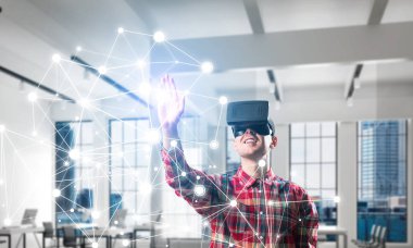 Sanal gerçeklik kulaklık veya bağlantı arka plan üzerinde 3d gözlük ile genç adam. Karışık teknik