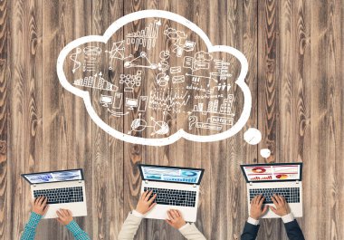 Ellerinde cihazlar bulunan bir grup insan, iletişim ve ağın sembolü olarak birlikte çalışıyor.