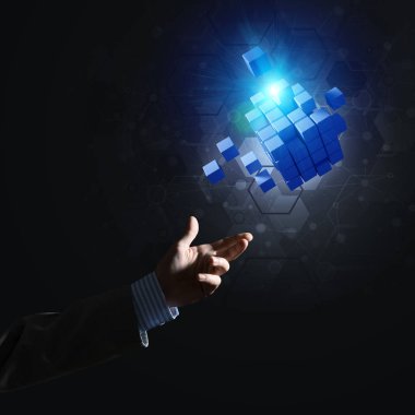 Küp şekil yenilik, karışık teknik sembolü olarak tutan işadamı el ile kapatın