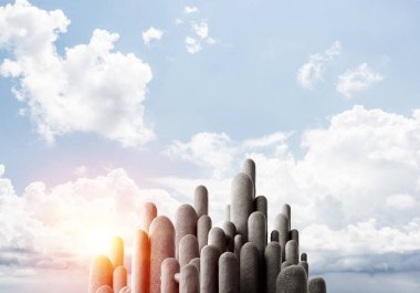 Açık havada, arka planda güzel manzaralı yüksek ve büyük taş sütunların görüntüsü. Duvar kağıdı, telif alanı olan arkaplan.