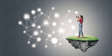 Yüzen adada tatlı bir gülümseme sunan sosyal bağlantı konsepti