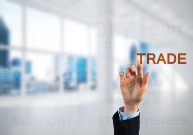 İş kadını elinin parmaklarıyla dokunarak iş dünyasına ait kavramsal sözcüklere yakınlaşması