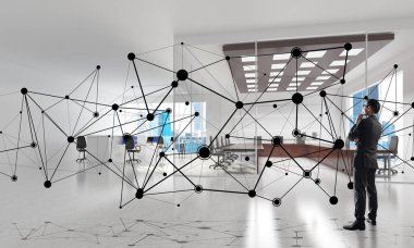 Modern ofis içi ve sosyal bağlantı kavramındaki zarif iş adamı. Karışık ortam