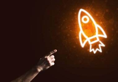 Koyu arkaplanda parlayan roket simgesi ve insan eli