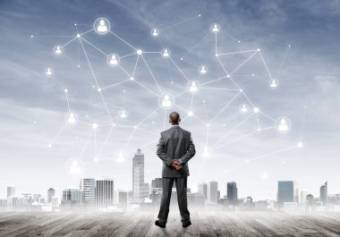 Modern şehir manzarası ve bağlantı konseptine bakan işadamlarının arka planı