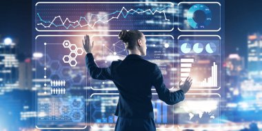 Sanal panel ve gece şehir vasıl geçmiş çalışma iş kadını arkadan görünüm